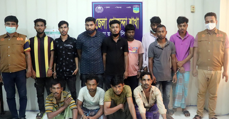 প্রাইভেটকারে মাদক সরবরাহ করতেন তারা