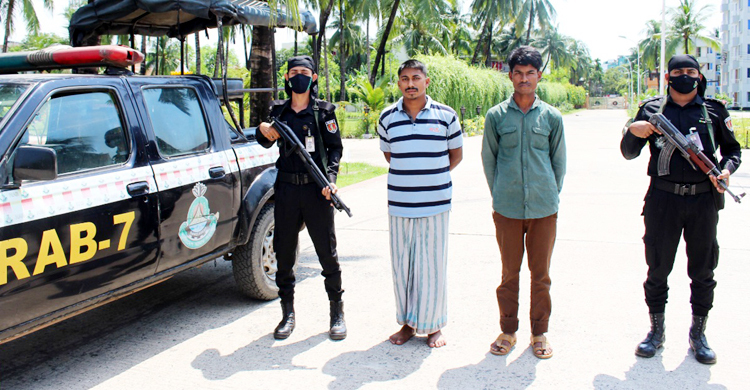 ঘরের মেঝে খুঁড়ে মিললো ৫ লাখ ইয়াবা