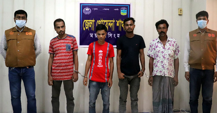 প্রাইভেটকারের স্টিয়ারিংয়ের ভেতর ৩০০ পিস ইয়াবা