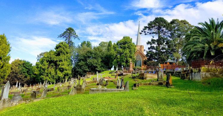 গোরস্থানে বসে করি জীবনের কাব্য পাঠ