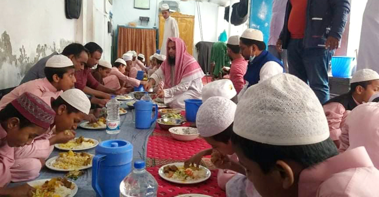 জিয়াউর রহমানের জন্মদিনে এতিমদের খাবার দিলো ছাত্রদল