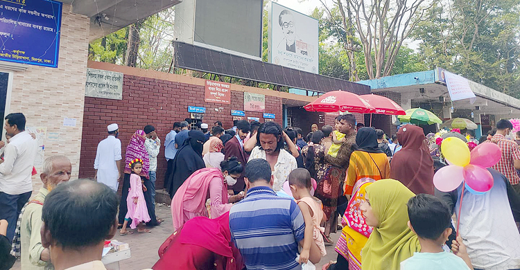 ছুটির দিনে চিড়িয়াখানায় উপচেপড়া ভিড়