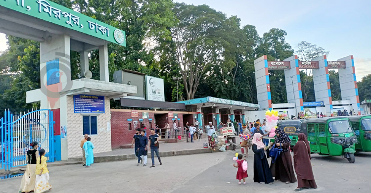ছুটির দিনে ভিড় নেই চিড়িয়াখানায়