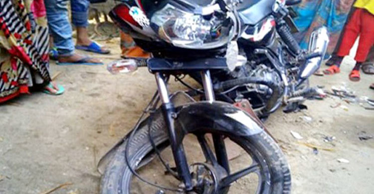 মোটরসাইকেল নিয়ন্ত্রণ হারিয়ে পুকুরে, নিহত ২