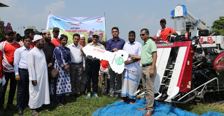 জাপানি ইয়ানমার কম্বাইন হারভেস্টারের মাঠ প্রদর্শনী