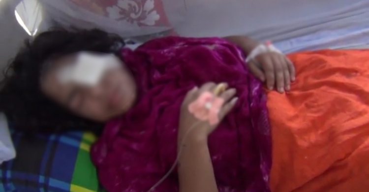 সাবেক স্বামীর ছোড়া অ্যাসিডে ঝলসে গেল স্ত্রী-মেয়ে
