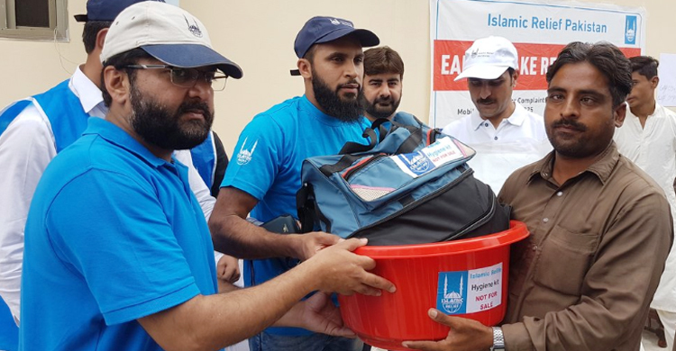 ত্রাণ নিয়ে কাশ্মীরিদের পাশে ইংল্যান্ডের স্পিনার আদিল রশিদ