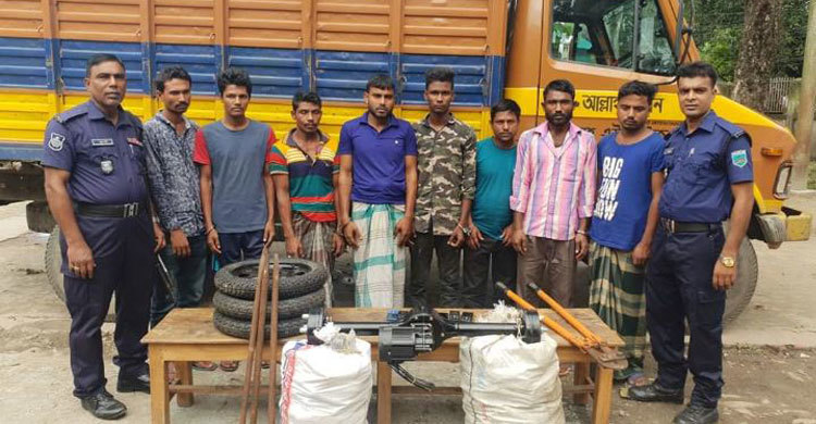 লুট করা মালামালসহ ডাকাত দলের ৮ সদস্য আটক