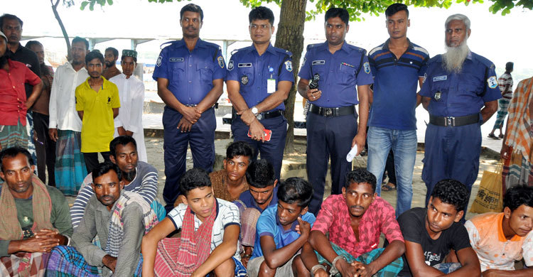 বরিশালে ইলিশ ধরায় ২১ জেলে আটক