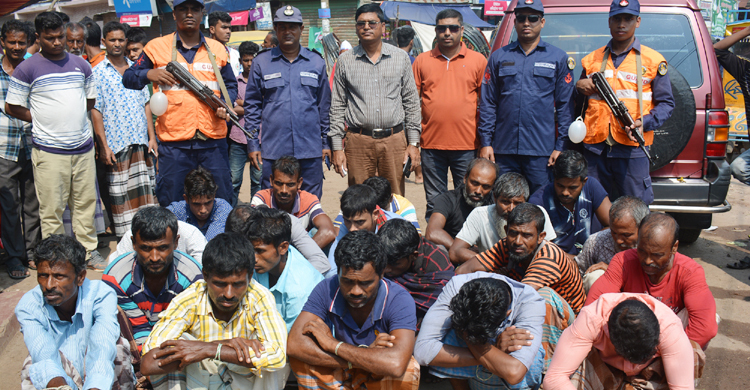 নিষেধাজ্ঞা অমান্য করে ইলিশ ধরায় ২০ জনের একবছর জেল