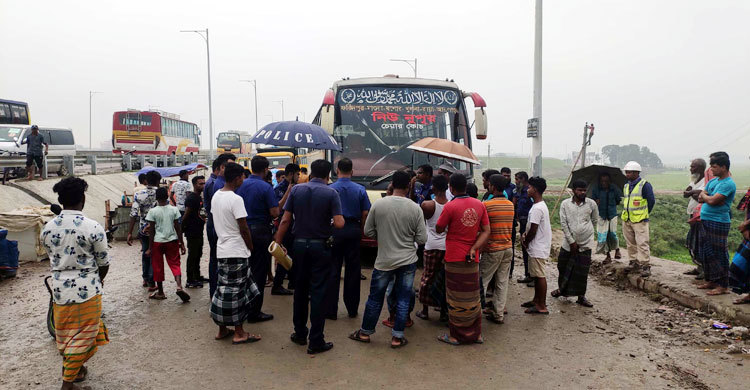 হেলপারকে হত্যা করে বাস ছিনতাই