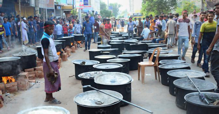 সড়ক আটকে শ্রমিক লীগের মেজবান