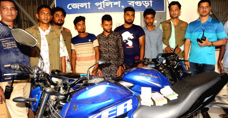 ৬ লাখ টাকা ছিনতাই করে ভাগাভাগির পর চারজন গ্রেফতার