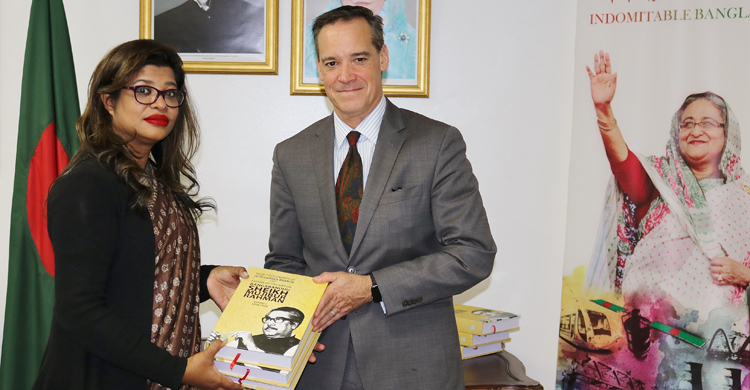 যুক্তরাষ্ট্রের কুইন্স লাইব্রেরিতে বঙ্গবন্ধু সম্পর্কিত বই