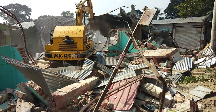 গুঁড়িয়ে দেয়া হলো আ.লীগ নেতার বিশাল মার্কেট