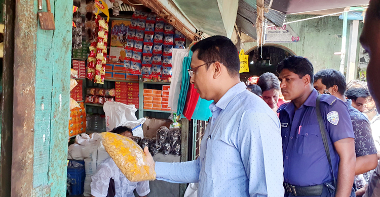 পণ্যের মূল্য তালিকা না থাকায় ৩ দোকানিকে জরিমানা