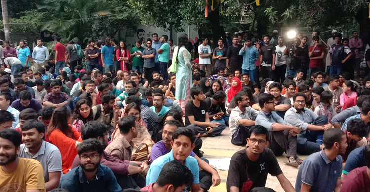 একাডেমিক ভবনে সুনসান নীরবতা, বিক্ষোভে উত্তাল ক্যাম্পাস