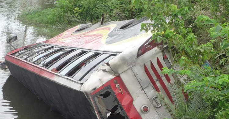বরগুনায় বাস খাদে পড়ে নিহত দুই