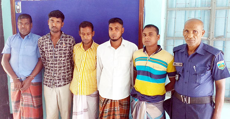 বাঁশঝাড়ে মিনি ক্যাসিনো সরঞ্জামসহ ধরা ৫ জুয়াড়ি