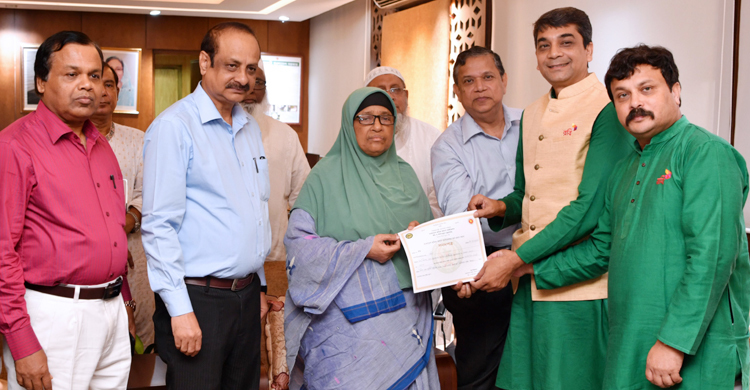 শ্রমিক কল্যাণ তহবিলে ২ কোটি টাকা দিল তিন প্রতিষ্ঠান