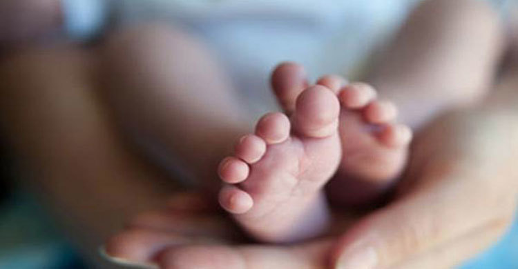 একদিনের শিশুকে বাবার কাছে পাঠিয়ে দিলো মা