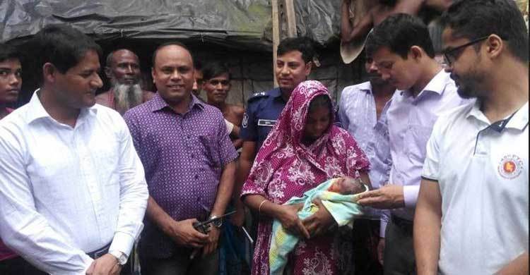 রাস্তার পাশে নবজাতক ঘিরে খেলছিল কুকুর