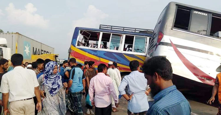 ট্রাকের ধাক্কায় তিনটি যাত্রীবাহী বাস খাদে, ৩ জনের মৃত্যু