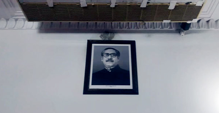 ৪ যুগ পর সর্বোচ্চ আদালতের এজলাস কক্ষে বঙ্গবন্ধুর ছবি