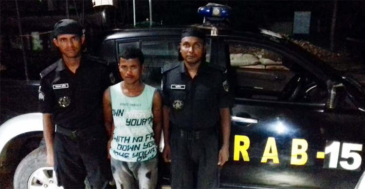 টেকনাফে বিপুল পরিমাণ বিদেশি মদসহ তরুণ আটক