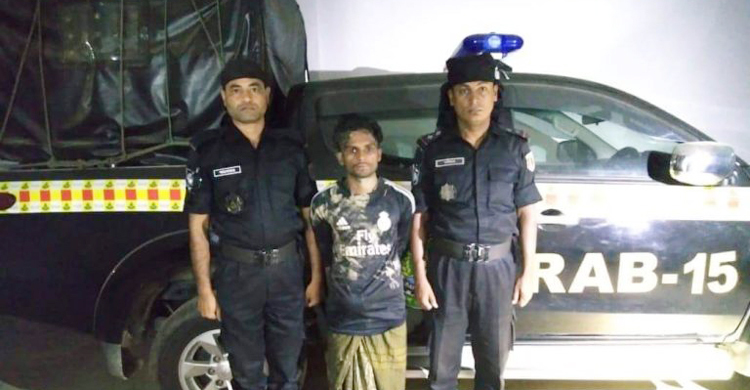 ৮ লাখ পিস ইয়াবাসহ রোহিঙ্গা যুবক আটক