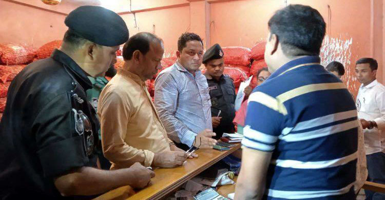 বেশি দামে পেঁয়াজ বিক্রি করে জরিমানা গুনলো দুই আড়তদার