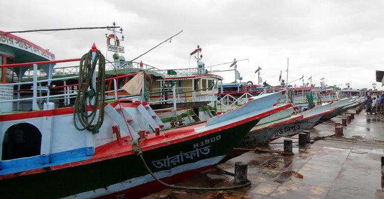 দৌলতদিয়ায় দুটি ফেরি ঘাট ও লঞ্চ চলাচল বন্ধ