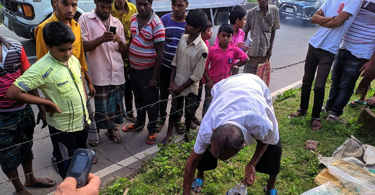 নবজাতকের পা নিয়ে টানাহেঁচড়া করছিল কুকুর