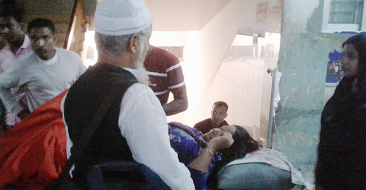 মেয়ের মুখে বিষ তুলে দেয়া সেই মা মারা গেছেন