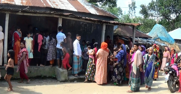 পরকীয়ায় বাধা দেয়ায় স্ত্রীকে ছুরিকাঘাত, গাছে বেঁধে নির্যাতন