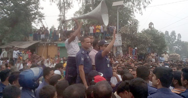 সুদ দিতে অস্বীকার করায় ইমামকে হত্যা, প্রতিবাদে সড়ক অবরোধ