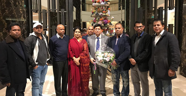 বার্লিনে পররাষ্ট্রমন্ত্রীকে ফুলেল শুভেচ্ছা