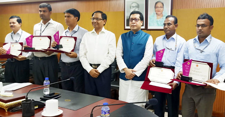 পুরস্কৃত হলেন জনপ্রশাসন মন্ত্রণালয়ের ৬ সেরা কর্মচারী