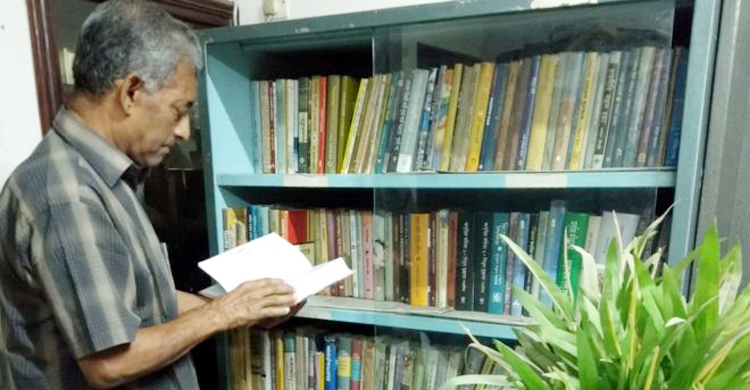 লাইব্রেরির ভাড়া দিতে পারছেন না তিনি, বিক্রির সিদ্ধান্ত