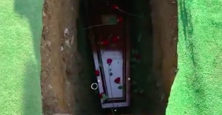 ‘আমাকে কবর থেকে বের করো, এখানে ভীষণ অন্ধকার’