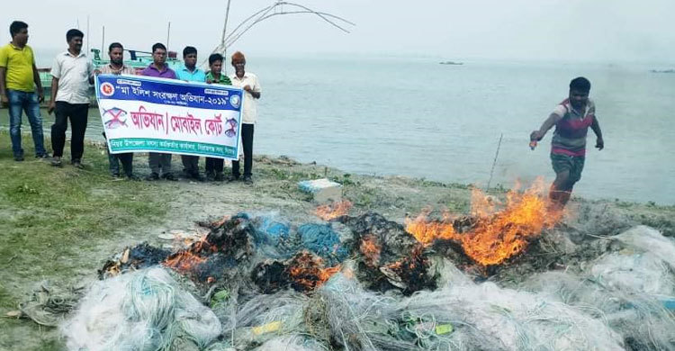 ইলিশ শিকার করে কারাগারে গেল ২১ জেলে