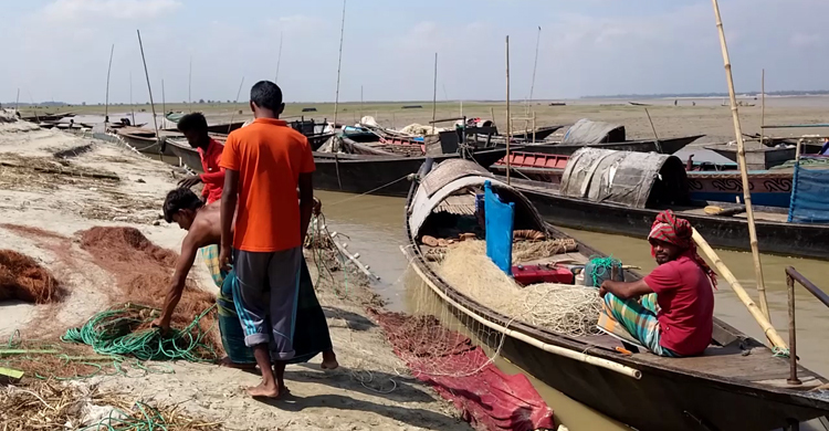 রাজবাড়ীতে প্রস্তুত জেলেরা