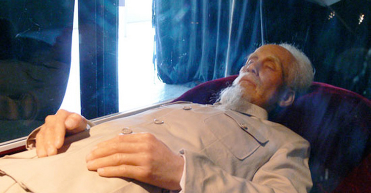 যে নেতাদের দেহ কোনোদিন পচবে না