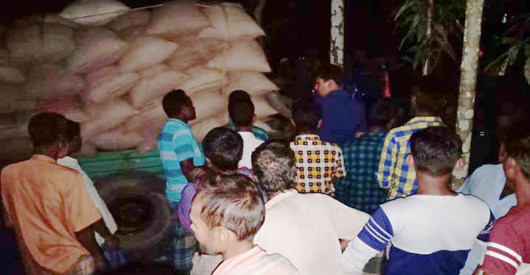 আ.লীগ নেতার গুদামে ১০ টাকা কেজির ১৩১ বস্তা চাল