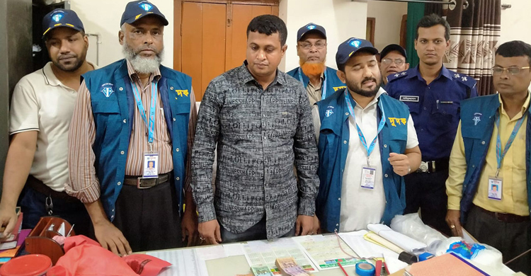 পৌনে দুই লাখ টাকাসহ সাব-রেজিস্ট্রি অফিসের কেরানি ধরা
