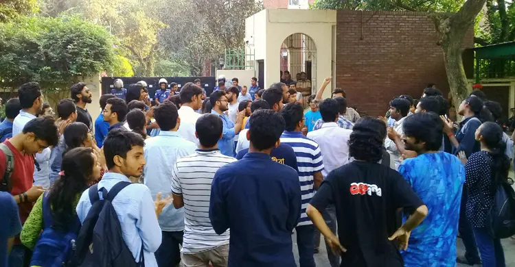 জাবি ভিসির বাসার সামনে বিক্ষোভ, বুধবারও ধর্মঘট
