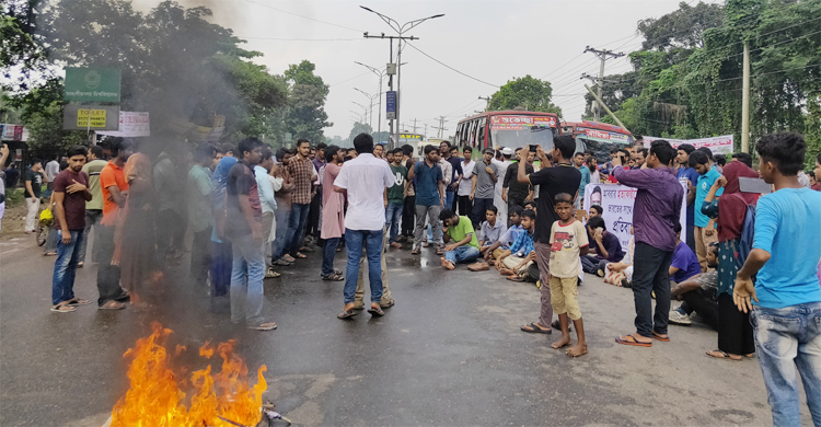 আবরার হত্যার প্রতিবাদে ঢাকা-আরিচা মহাসড়ক অবরোধ