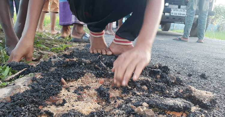 ৪৬ লাখ টাকার রাস্তায় হাত দিলেই উঠে যাচ্ছে কার্পেটিং