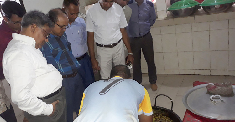 খাবারের মান যাচাইয়ে আকস্মিক ডাইনিংয়ে যবিপ্রবি উপাচার্য