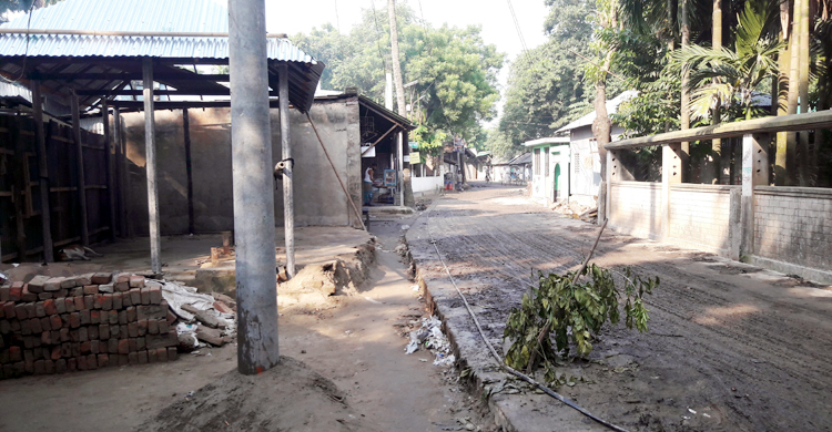 অবশেষে রাস্তার ওপর থেকে সরানো হলো বিদ্যুতের খুঁটি